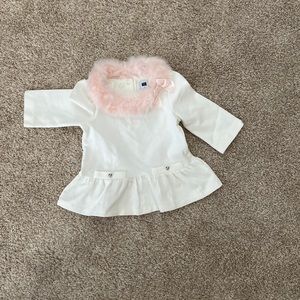 NWT Toddler girl’s 2T cream colored faux fur top with pink bow Janie and Jack